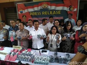 Polisi Jatim Bongkar Peredaran Kosmetik Ilegal Beromzet Rp 1,6 M/Bulan