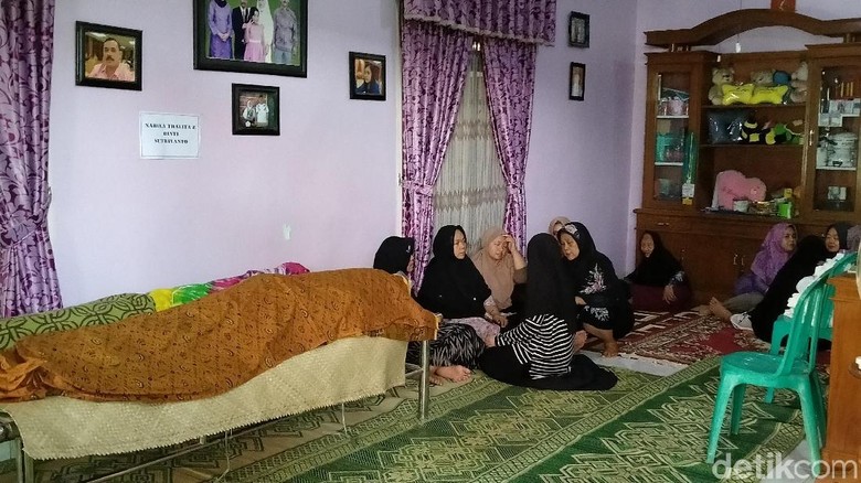 Keluarga Kenang Nabila yang Tewas dalam Kecelakaan Bus Pelajar di Cipali Keluarga Kenang Nabila yang Tewas dalam Kecelakaan Bus Pelajar di Cipali