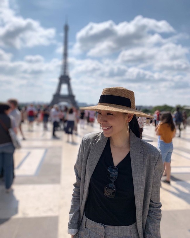 Setahun lalu, Sharon pindah untuk bekerja di Paris. Dalam sebuah wawancara, ia pun berbagi mengenai perbedaan budaya kerja di Singapura dan Prancis. Sharon mengaku mendapat teguran karena kirim email dan pesan malam hari. Ia bahkan disangka kesepian karena terlalu memusingkan pekerjaan. Foto: Instagram @sharonau13