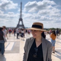 Setahun lalu, Sharon pindah untuk bekerja di Paris. Dalam sebuah wawancara, ia pun berbagi mengenai perbedaan budaya kerja di Singapura dan Prancis. Sharon mengaku mendapat teguran karena kirim email dan pesan malam hari. Ia bahkan disangka kesepian karena terlalu memusingkan pekerjaan. Foto: Instagram @sharonau13