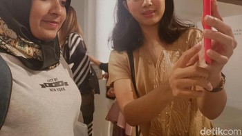 Saat berfoto, pastikan di latar belakang tidak ada orang atau objek lain. Foto: Aisyah Kamaliah/detikINET