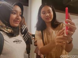 Mencoba Hijab Kreasi Robot Rinna Microsoft