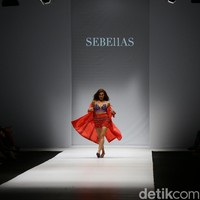 Karenina tampil di hari kedua pagelaran Jakarta Fashion Week 2020, Rabu (23/10/2019). Dia hadir sebagai model dalam fashion show A Story of Second Chances yang digelar oleh Tinkerlust. Foto: Rachman Haryanto/Detikcom