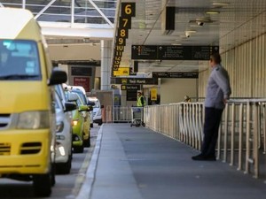 Uber Hancurkan Industri Taksi, Calo Kini Berkeliaran di Bandara Melbourne