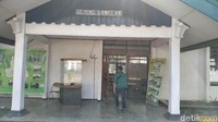 Nama museum ini sendiri diambil dari nama Raja terakhir Kerajaan Sumedang Larang. Museum yang pertama dibuka pada 11 Maret 1974 itu memiliki enam gedung penyimpanan peninggalan sejarah (Mukhlis/detikcom)