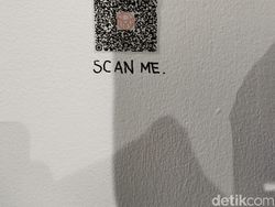 Mencoba Hijab Kreasi Robot Rinna Microsoft