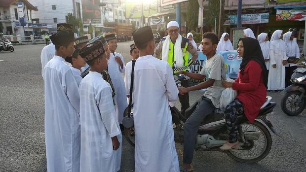 Aksi Santri Aceh Ikut Operasi Zebra: Ceramah-Doakan Pelanggar Lalin