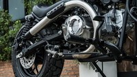 Zeus menambahkan rangka baru pada bagian bawahnya. Terlihat tidak hanya memiliki fungsi untuk melindungi mesin, rangka ganda yang dipasang juga menjadi footstep. Ubahan lainnya juga terlihat pada suspensi belakang yang memiliki jarak 190 mm. Foto: Zeus Custom