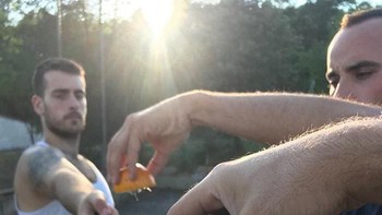 Membelah jeruk. Foto: instagram.com/jordi.koalitic