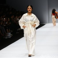 Peragaan ditutup dengan penampilan Dian Sastrowardoyo yang tentunya mendapat sambutan meriah dari para undangan yang hadir pada Rabu (23/10/2019) malam. Ia bergaya beda dari biasanya mengenakan jumpsuit oversized berbahan taffeta dengan aksen pita dan aplikasi tiga dimensi bentuk bunga. Foto: Rachman Haryanto/detikcom