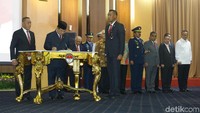 Ada pula keponakan Prabowo yang juga anggota DPR dari Fraksi Gerindra, Budi Djiwandono. Sertijab juga dihadiri oleh sahabat Prabowo di antaranya Maher Algadri dan Fuad Bawazier.