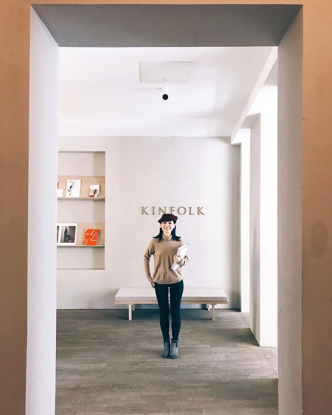 Bekerja di Paris bisa dibilang adalah sesuatu yang di luar zona nyaman bagi Sharon dan banyak orang mempertanyakan keputusan itu. Namun mantan pemain drama televisi itu mengaku menikmati waktunya di sana dan menyarankan orang untuk keluar dari kebiasaan. Foto: Instagram @sharonau13