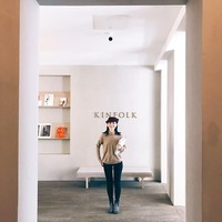 Bekerja di Paris bisa dibilang adalah sesuatu yang di luar zona nyaman bagi Sharon dan banyak orang mempertanyakan keputusan itu. Namun mantan pemain drama televisi itu mengaku menikmati waktunya di sana dan menyarankan orang untuk keluar dari kebiasaan. Foto: Instagram @sharonau13