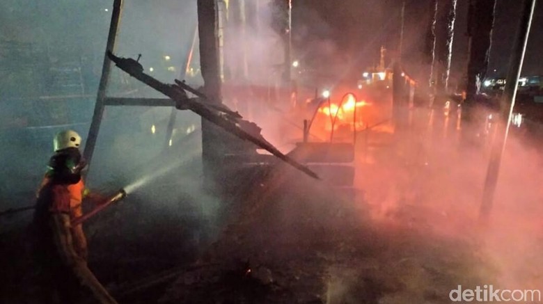 Kapal Latih Milik Sekolah Pelayaran Terbakar di Pelabuhan Tegal Kapal Latih Milik Sekolah Pelayaran Terbakar di Pelabuhan Tegal