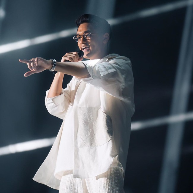 Selain busana wanita, Didit Hediprasetyo juga merancang baju untuk pria. Salah satu koleksi busana pria rancangannya dipakai oleh Afgan untuk konsernya yang bertajuk Dekade. Foto: Dok. Instagram
