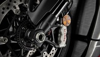 Sedangkan untuk sektor pengereman, Ducati Streetfighter V4 mengandalkan kaliper monoblok Brembo Stylema top-spec, dengan lingkar cakram 330 mm di bagian depan. Untuk rem belakang memakai cakram tunggal 245 mm dan kaliper 2-piston. Sistem pengereman dan ABS semuanya diatur melalui sistem IMU dan Ducati Cornering ABS EVO./Foto: Ducati