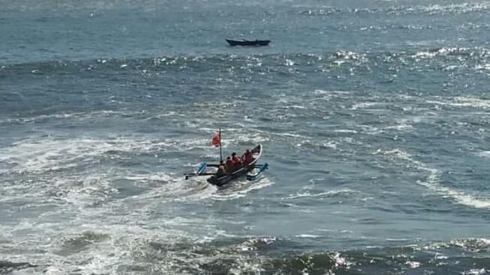 Tim SAR gabungan mencari seorang nelayan tenggelam di pantai Kebumen, Kamis (24/10/2019).