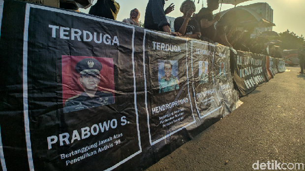 Peserta Aksi Kamisan membawa poster terduga pelanggar HAM seperti di aksi lainnya