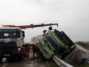 Kecelakaan Bus dan Truk di Tol Tebing Tinggi, 1 Tewas-11 Orang Terluka