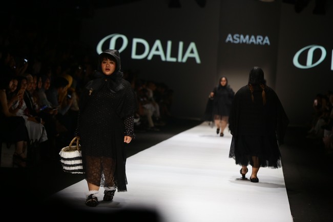 Ada influencer lainnya yang berlenggak-lenggok di fashion show yang digelar saat Jakarta Fashion Week itu adalah Tira Emon. Tira tampil serba hitam dengan dress ruffle dan lace.  Foto: Rachman Haryanton/Wolipop