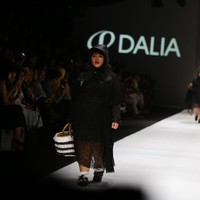 Ada influencer lainnya yang berlenggak-lenggok di fashion show yang digelar saat Jakarta Fashion Week itu adalah Tira Emon. Tira tampil serba hitam dengan dress ruffle dan lace.  Foto: Rachman Haryanton/Wolipop