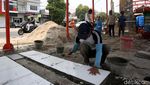 Melihat Pembangunan Lapak PKL di Jalan Cipinang Jaya