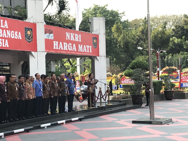 Pimpin Apel, Tito Minta Pegawai Kreatif: Kalau Langgar UU, UU-nya Kita Buat Pimpin Apel, Tito Minta Pegawai Kreatif: Kalau Langgar UU, UU-nya Kita Buat