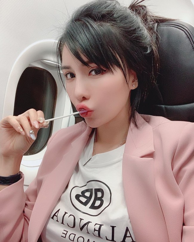 Nama model cantik Sabee Chin jadi kontroversi setelah ia berbagi postingan di Facebook yang berkata kasar pada pramugari AirAsia. Kekesalannya itu pun disebabkan karena ia tak diizinkan ke toilet ketika pesawat bersiap-siap untuk mendarat. Foto: Facebook