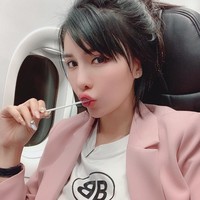 Nama model cantik Sabee Chin jadi kontroversi setelah ia berbagi postingan di Facebook yang berkata kasar pada pramugari AirAsia. Kekesalannya itu pun disebabkan karena ia tak diizinkan ke toilet ketika pesawat bersiap-siap untuk mendarat. Foto: Facebook