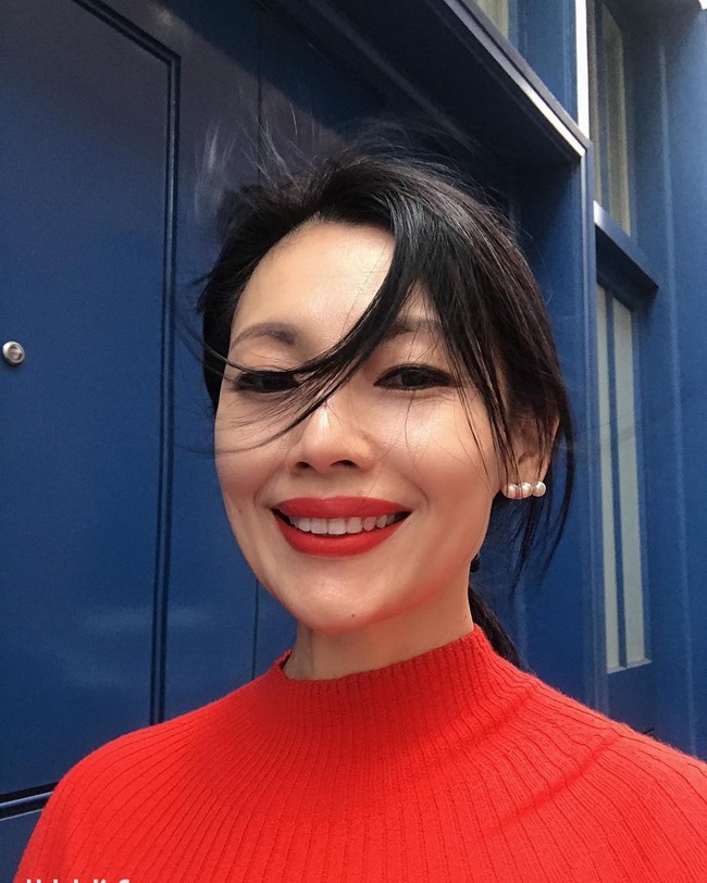 Sharon Au adalah mantan aktris Singapura yang kini tinggal di Paris, Prancis. Ia sudah cukup lama meninggalkan karier di dunia hiburan untuk bekerja kantoran. Kini wanita yang pernah jadi host tersebut berprofesi sebagai direktur investasi di sebuah firma private equity di Paris, Prancis. Foto: Instagram @sharonau13