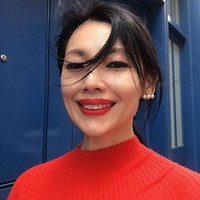 Sharon Au adalah mantan aktris Singapura yang kini tinggal di Paris, Prancis. Ia sudah cukup lama meninggalkan karier di dunia hiburan untuk bekerja kantoran. Kini wanita yang pernah jadi host tersebut berprofesi sebagai direktur investasi di sebuah firma private equity di Paris, Prancis. Foto: Instagram @sharonau13