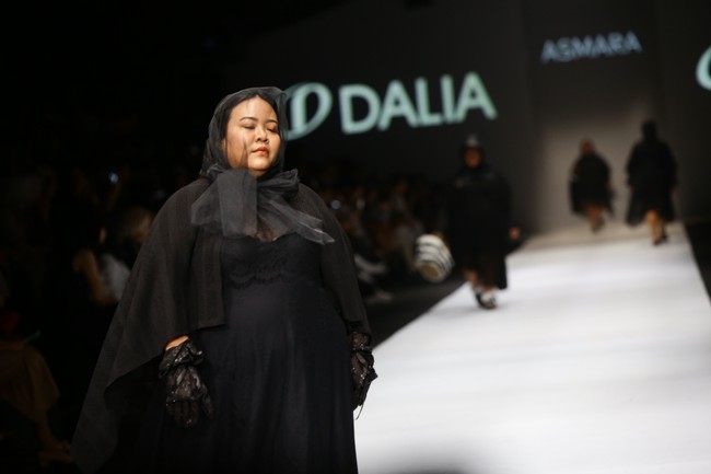 Barli Asmara menampilkan koleksi terbarunya dari lini ready to wear Asmara by Barli Asmara. Bertajuk Unity in Diversity, Barli memberikan kejutan pada fashion shownya dengan menampilkan sejumlah artis dan influencer bertubuh plus size. Tampak komedian dan presenter Gita Bhebhita berlenggang di atas panggung fashion show.  Foto: Rachman Haryanton/Wolipop