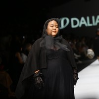 Barli Asmara menampilkan koleksi terbarunya dari lini ready to wear Asmara by Barli Asmara. Bertajuk Unity in Diversity, Barli memberikan kejutan pada fashion shownya dengan menampilkan sejumlah artis dan influencer bertubuh plus size. Tampak komedian dan presenter Gita Bhebhita berlenggang di atas panggung fashion show.  Foto: Rachman Haryanton/Wolipop