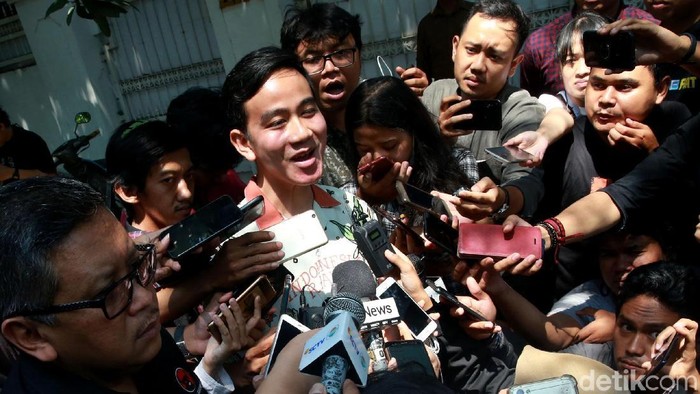 Putra Jokowi, Gibran Rakabuming, meninggalkan kediaman Megawati di Teuku Umar, Jakarta. Maksud kedatangan Gibran tersebut untuk kursus politik pada Megawati.