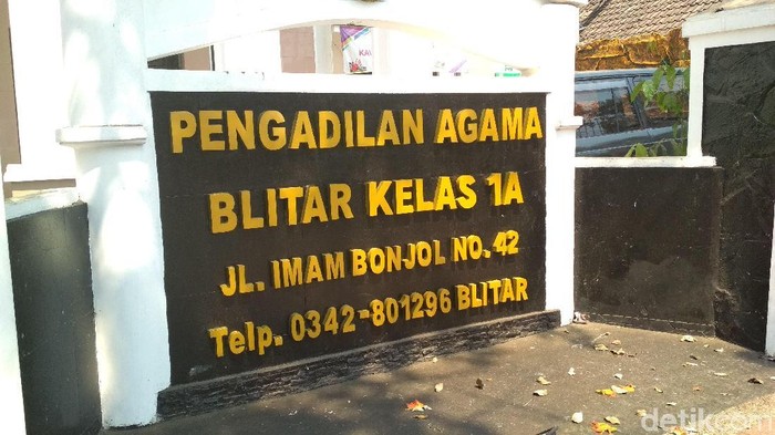 Presiden Joko Widodo meneken UU Nomor 16 Tahun 2019 tentang Perubahan UU Nomor 1 Tahun 1974 tentang UU Perkawinan. Aturan baru ini berpotensi menambah panjang daftar permintaan dispensasi nikah di Pengadilan Agama (PA) Blitar.