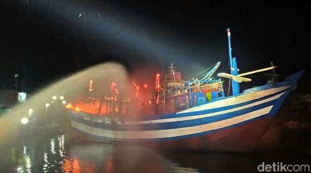 Kapal Latih Milik Sekolah Pelayaran Terbakar di Pelabuhan Tegal