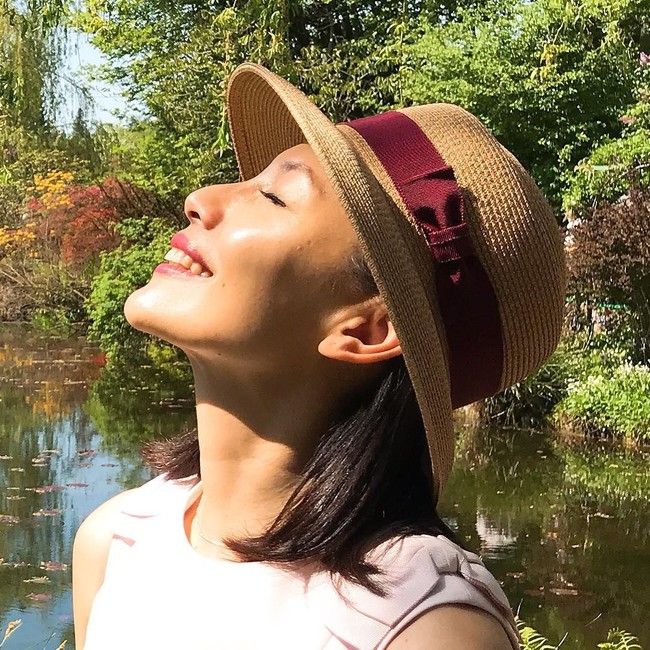 Buka hatimu dan biarkan dirimu mengalami, menerima, menghormati dunia di luar negaramu. Jangan hanya bilang kamu mau keluar zona nyaman. Kamu perlu memulai menantang dirimu sendiri, kata Sharon yang berniat bekerja di sana hingga lima atau enam tahun lagi. Foto: Instagram @sharonau13