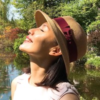 Buka hatimu dan biarkan dirimu mengalami, menerima, menghormati dunia di luar negaramu. Jangan hanya bilang kamu mau keluar zona nyaman. Kamu perlu memulai menantang dirimu sendiri, kata Sharon yang berniat bekerja di sana hingga lima atau enam tahun lagi. Foto: Instagram @sharonau13