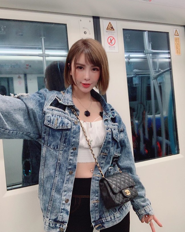 Ketika pesawat akhirnya mendarat, Sabee mengambil video dari semua staf penerbangan. Suaranya bisa terdengar saat dia menyatakan dengan mengejek, AirAsia! Ini AirAsia ok. Foto: Instagram @sabee996