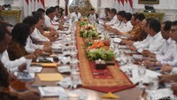 Jokowi kemudian menjelaskan alasannya. Dia mengatakan, pada kepemimpinannya di periode lalu, masih ada menteri-menteri yang tidak memahami mengenai larangan tersebut.