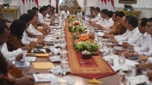 Jokowi Pimpin Sidang Kabinet Paripurna Pertama / 
