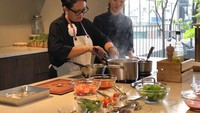 Saat berkunjung ke Seoul, Korea Selatan. Retno sempat mencoba untuk memasak makanan langsung di sana, ditemani chef muda asal Korea. Foto: Instagram @retno_marsudi
