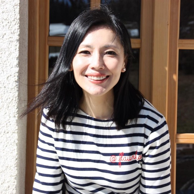 Wanita yang mendapat sejumlah penghargaan sebagai artis itu punya perjalanan karier menarik. Ia pertama kali bekerja sebagai pramugari Singapore Airlines. Ia baru menjadi artis setelah ditemukan oleh pencari bakat. Foto: Instagram @sharonau13