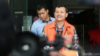 Iwa Karniwa tersenyum tipis saat ditanya wartawan perihal kasusnya.