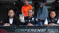 Suci sebelumnya disebut memberikan dana sebesar Rp 700 juta, tapi saat konferensi pers Kasubbit Penmas Dithumas Polda Metro Jaya AKBP I Gede Nyeneng menyebut dana yang diberikan Suci hanya Rp 700 ribu.