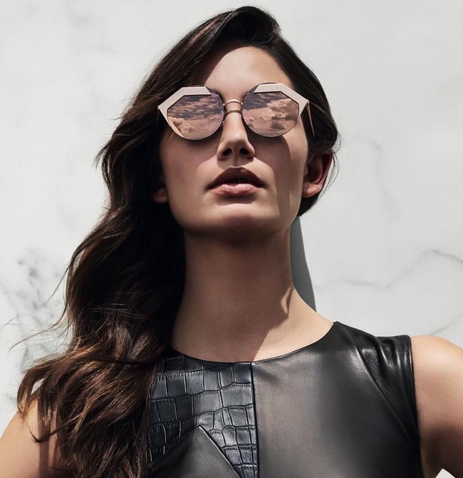 Tak hanya artis dalam negeri, selebriti internasional pun memakai karya Didit Hediprasetyo. Salah satu artis dunia itu adalah model Victorias Secret Lily Aldridge. Wanita yang dikenal sebagai salah satu Victorias Secret Angels itu mengenakan busana couture rancangan Didit saat menjadi model iklan kacamata Bvlgari. Foto: Dok. Instagram