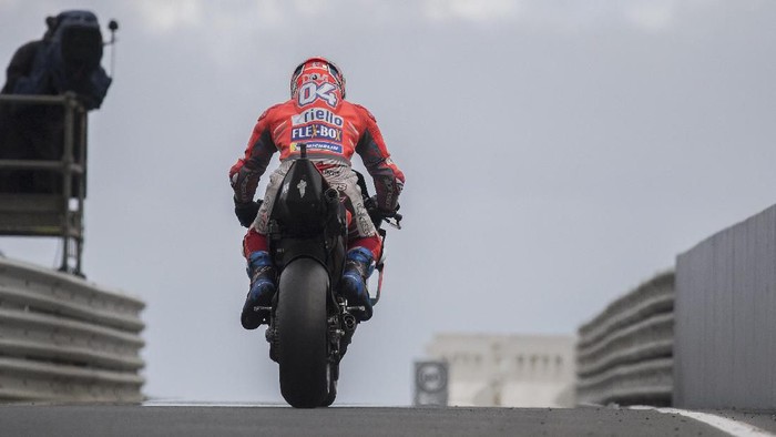 PHILLIP ISLAND, AUSTRALIA - OCTOBER 27:   Andrea Dovizioso of Italy and Ducati Team starts from box during the MotoGP qualifying during qualifying for the 2018 MotoGP of Australia at Phillip Island Grand Prix Circuit on October 27, 2018 in Phillip Island, Australia.  (Photo by Mirco Lazzari gp/Getty Images)