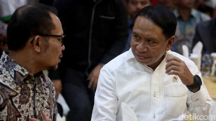 Zainudin Amali mengikuti gelaran acara serah terima jabatan Menpora. Sejumlah mantan Menpora turut hadir di acara tersebut.