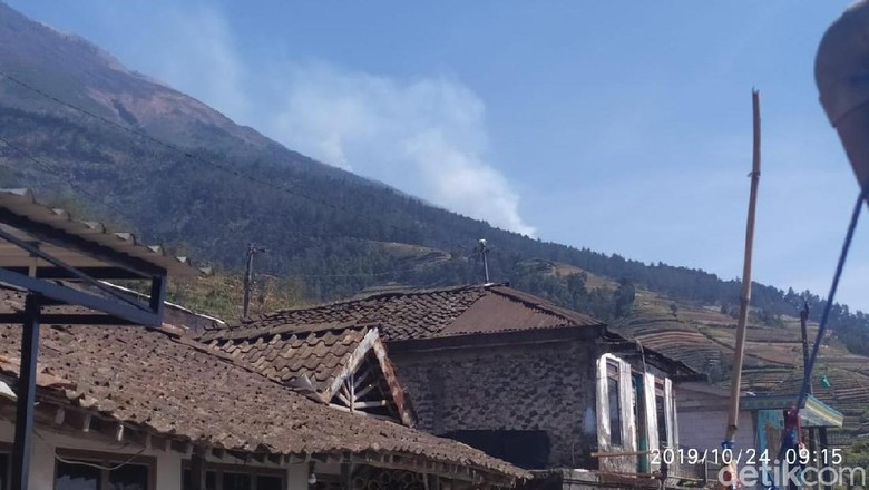 Asap Kebakaran Masih Terlihat, Pemadaman di Hutan Sumbing Dilanjutkan Asap Kebakaran Masih Terlihat, Pemadaman di Hutan Sumbing Dilanjutkan