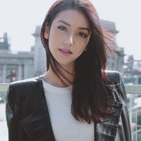 Velove Vexia yang dikabarkan pernah dekat dengan Didit Hediprasetyo juga termasuk langganan desainer yang sudah memamerkan karyanya di Paris Fashion Week ini. Menghadiri New York Fashion Week pada 2018, Velove mengenakan jaket kulit karya Didit. Foto: Dok. Instagram